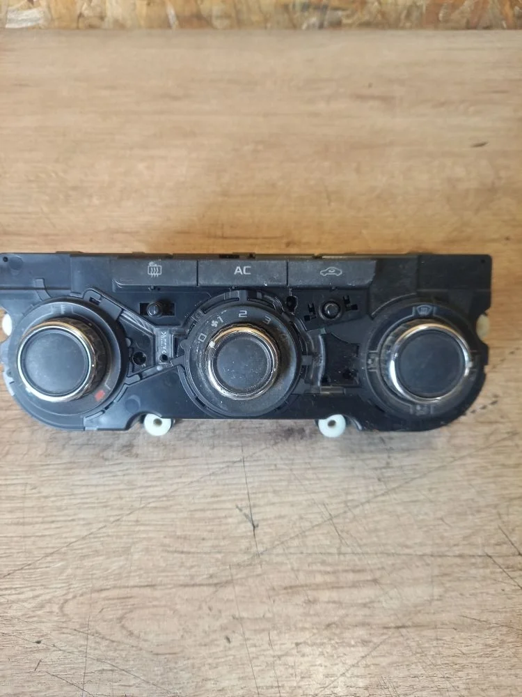 Блок управления отопителем Skoda Octavia II рестайлинг (2008—2013) 2013 2G