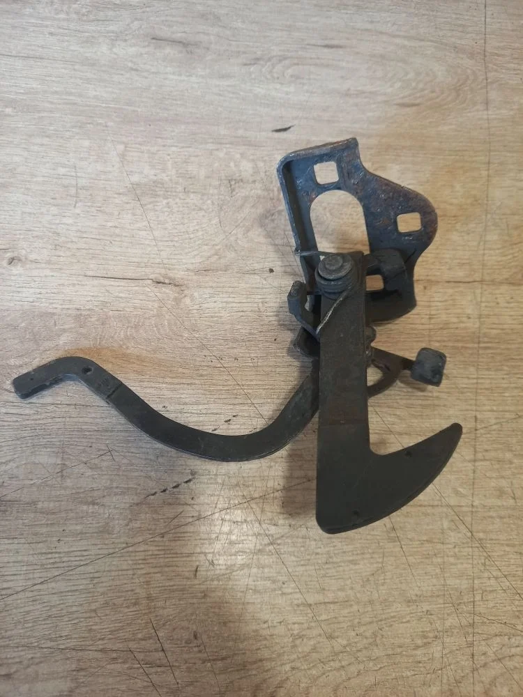 Крюк замка капота Skoda Octavia II рестайлинг (2008—2013) 2012 8B/F7W