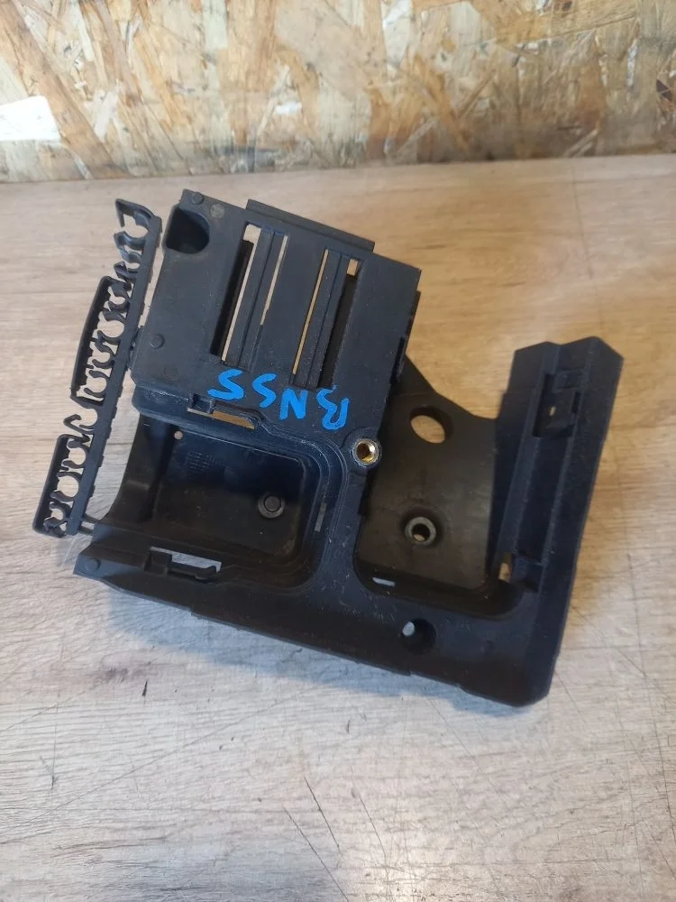 Кронштейн крепления блока предохранителей Skoda Octavia II рестайлинг (2008—2013) 2012 8B/F7W