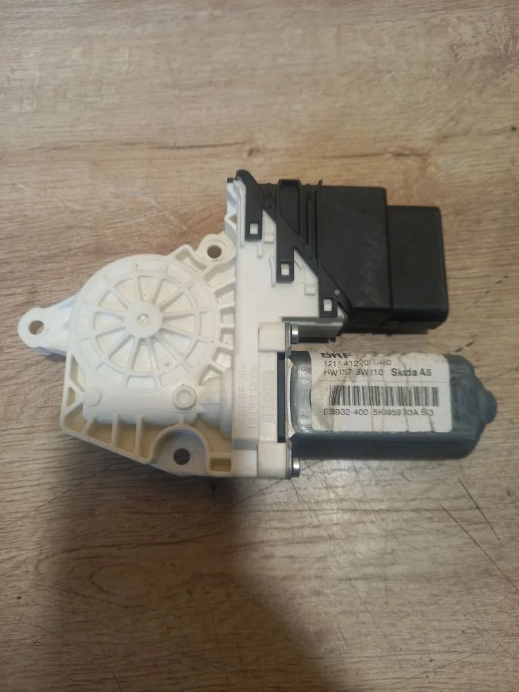 Моторчик стеклоподъемника задний Skoda Octavia II рестайлинг (2008—2013) 2012 9J9J
