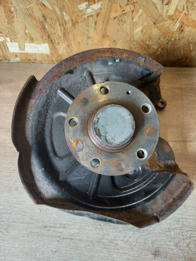 Кулак задний правый Skoda Octavia II рестайлинг (2008—2013) 2012 8B/F7W