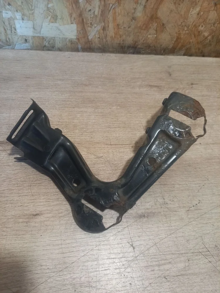 Кронштейн крепления фары Skoda Octavia II рестайлинг (2008—2013) 2012 9J9J