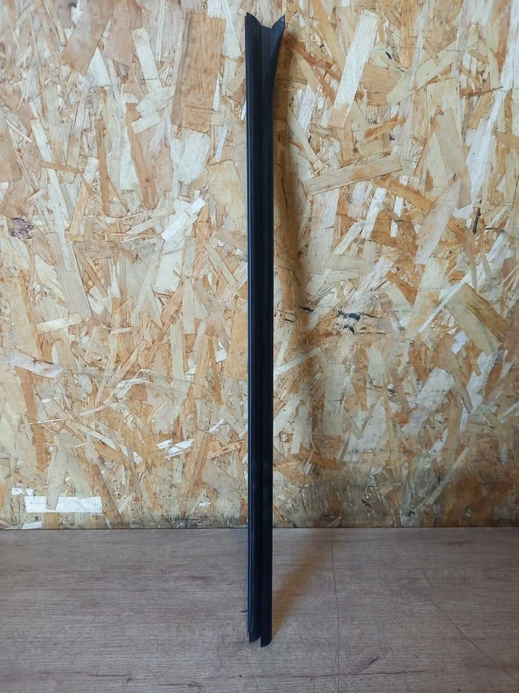 Уплотнитель стекла двери Skoda Octavia II рестайлинг (2008—2013) 2012 9J9J