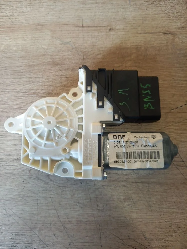 Моторчик стеклоподъемника задний Skoda Octavia II рестайлинг (2008—2013) 2012 8B/F7W