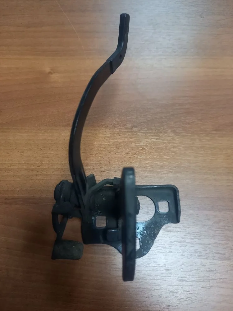 Крюк замка капота Skoda Octavia Scout II рестайлинг (2008—2013) 2010 8B8B