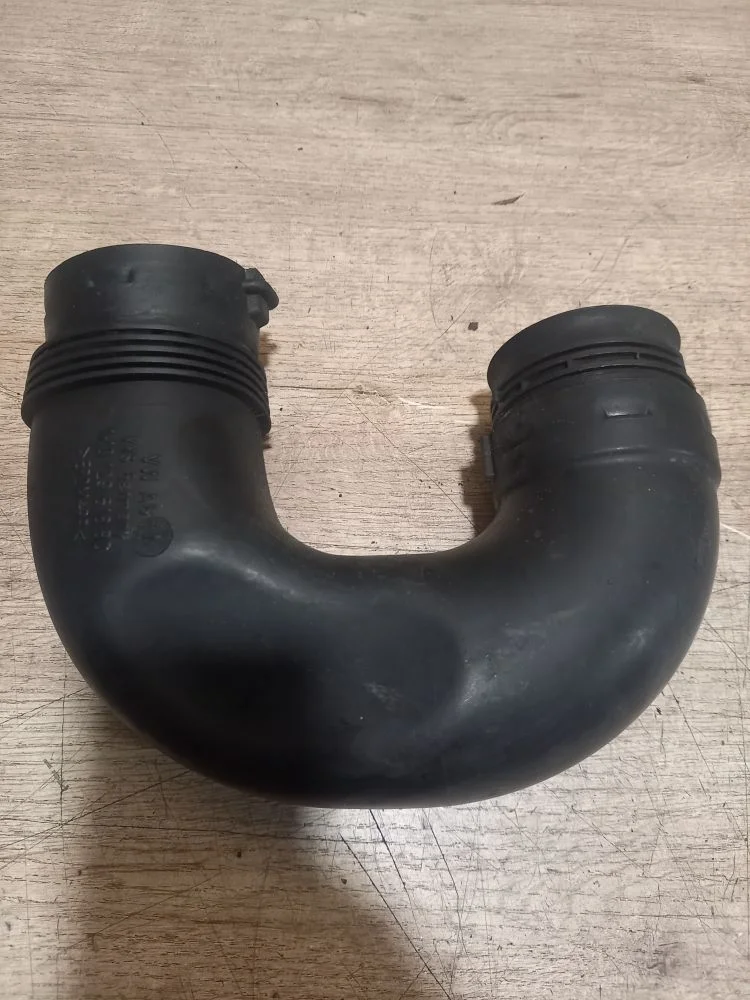 Патрубок воздушного фильтра Skoda Octavia Scout II рестайлинг (2008—2013) 2010 8B8B