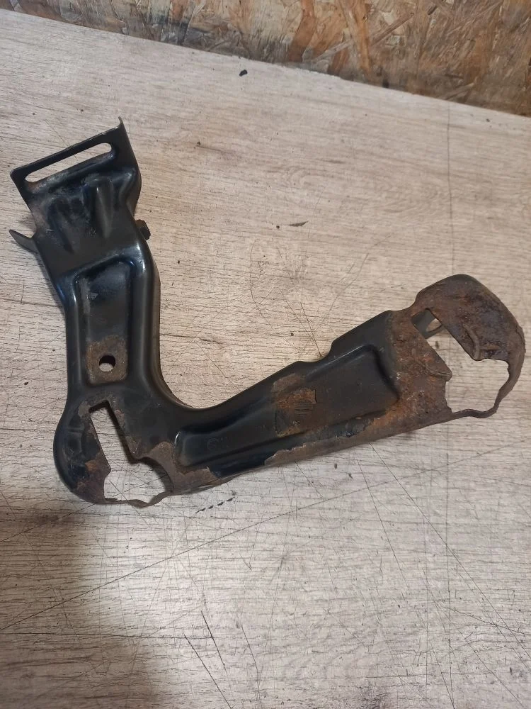 Кронштейн крепления фары Skoda Octavia Scout II рестайлинг (2008—2013) 2010 8B8B