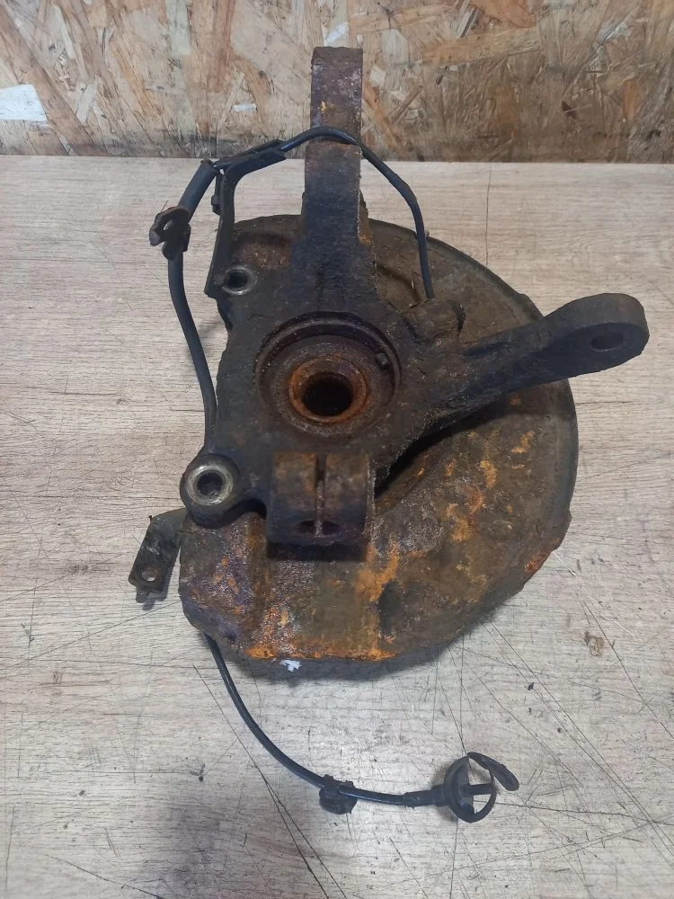 Кулак поворотный передний правый Citroen C-Crosser I (2007—2013) 2008 KTZ - ЧЕРНАЯ ЭМАЛЬ PERLE (ПЕРЛ)