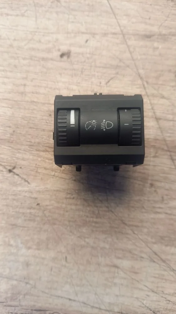 Кнопка корректора фар Skoda Octavia II рестайлинг (2008—2013) 2009 8E (Серебро)