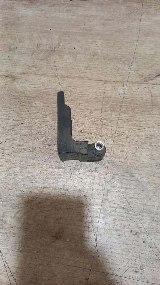 Петля двери передней правой Opel Corsa D (2006—2010) 2010