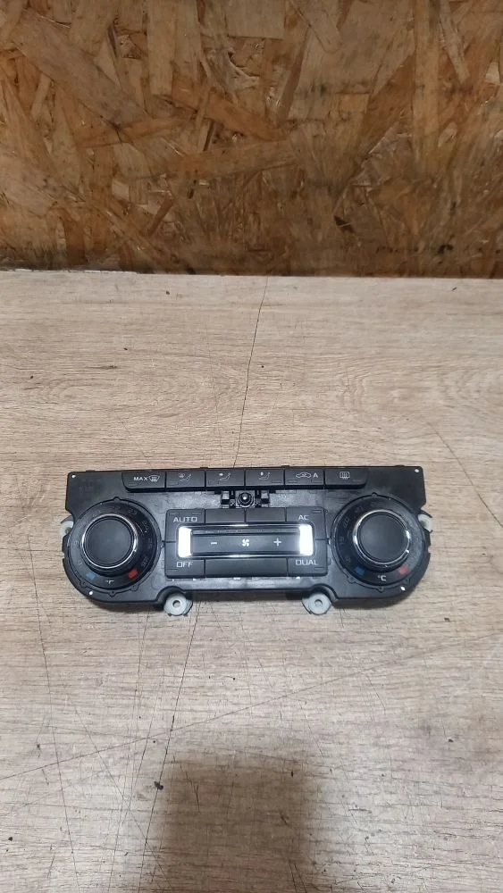 Блок управления отопителем Skoda Octavia II рестайлинг (2008—2013) 2009 8E (Серебро)