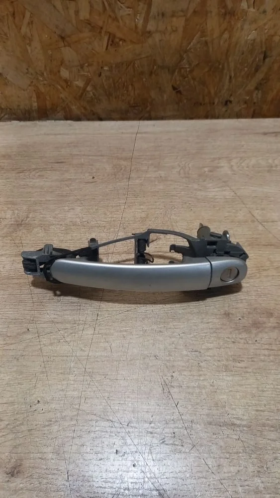 Ручка двери передней наружная правая Skoda Octavia II рестайлинг (2008—2013) 2009 8E (Серебро)