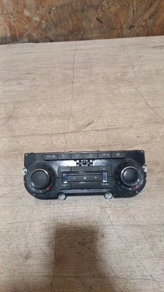 Блок управления климат-контролем Skoda Octavia II рестайлинг (2008—2013) 2011 8D8D