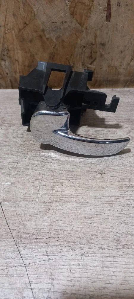 Ручка двери внутренняя левая Nissan Pathfinder III (2004—2010) 2005 K27 - STRUCTURAL GREY