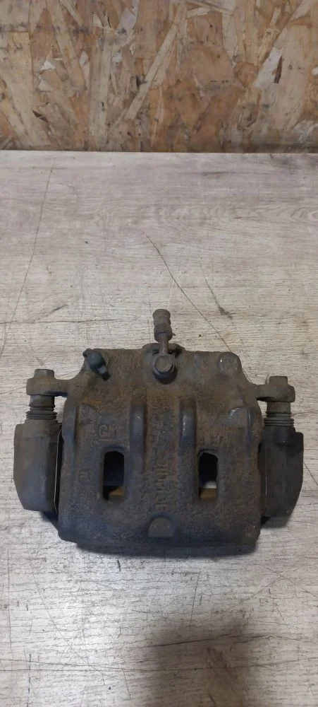 Суппорт тормозной передний правый Opel Antara I рестайлинг (2010—2017) 2013 SUMMIT WHITE (OP 40R)