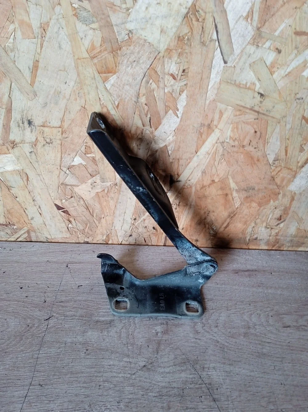 Петля капота левая Nissan Navara D40 рестайлинг (2010—2015) 2015 GN0 - BLACK METALLIC