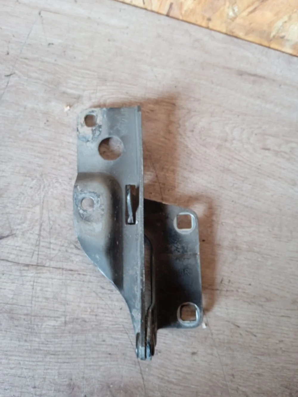 Петля капота правая Nissan Navara D40 рестайлинг (2010—2015) 2015 GN0 - BLACK METALLIC