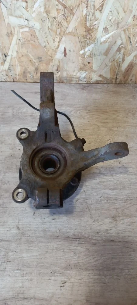 Кулак поворотный передний правый Citroen C-Crosser I (2007—2013) 2009 Чёрный