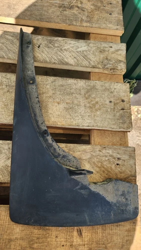 Брызговик передний левый Nissan Navara D40 рестайлинг (2010—2015) 2015 GN0 - BLACK METALLIC