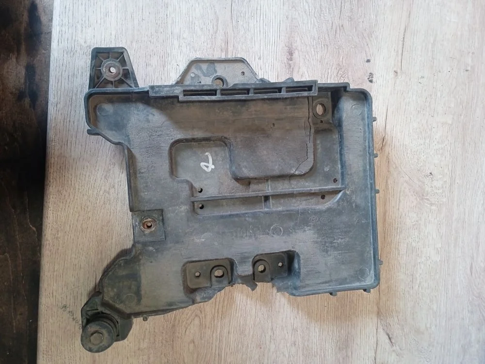 Крепление АКБ (корпус/подставка) Hyundai Solaris I (2010—2014) 2012 MZH - PHANTOM BLACK PEARL