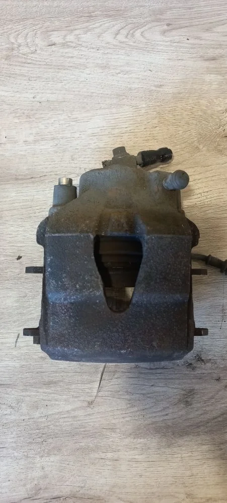 Суппорт тормозной передний левый Skoda Octavia II рестайлинг (2008—2013) 2011 8D8D