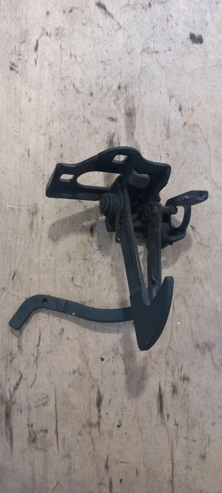 Замок капота Skoda Octavia II рестайлинг (2008—2013) 2011 8D8D