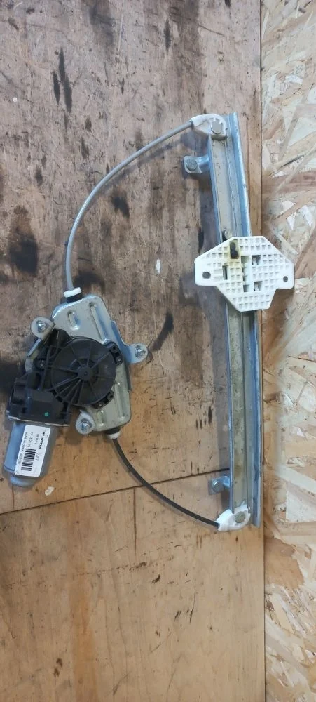 Стеклоподъемник электр. задний правый Hyundai Solaris I (2010—2014) 2012 MZH - PHANTOM BLACK PEARL