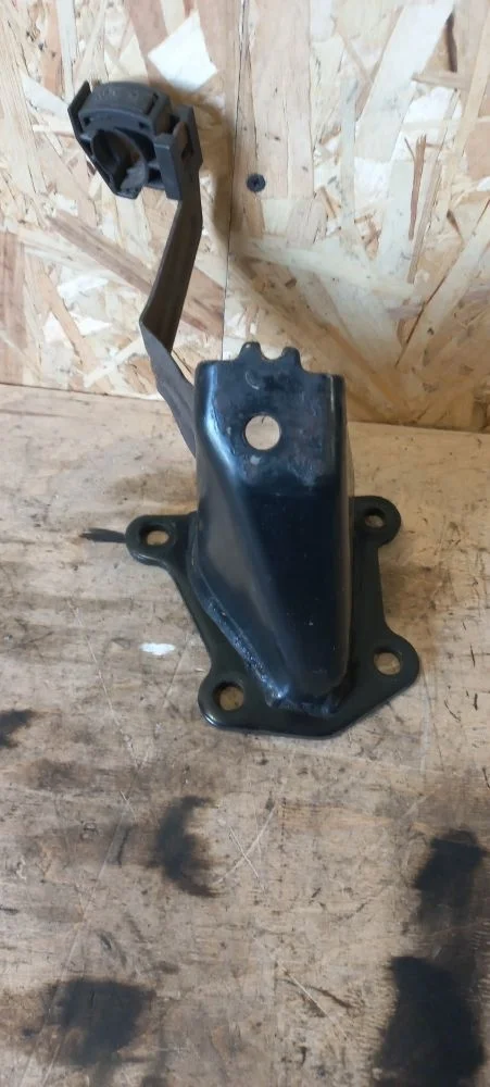 Кронштейн двигателя правый Nissan Navara D40 рестайлинг (2010—2015) 2015 GN0 - BLACK METALLIC