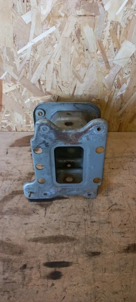 Кронштейн усилителя переднего бампера левый Chevrolet Captiva I рестайлинг (2011—2013) 2012 Серебристый металлик