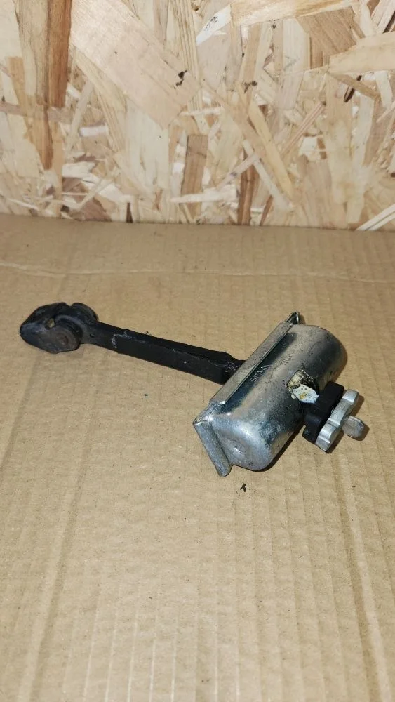 Ограничитель двери Opel Corsa D (2006—2010) 2010