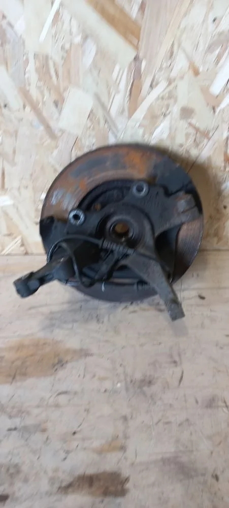 Кулак поворотный передний левый Opel Corsa D (2006—2010) 2010