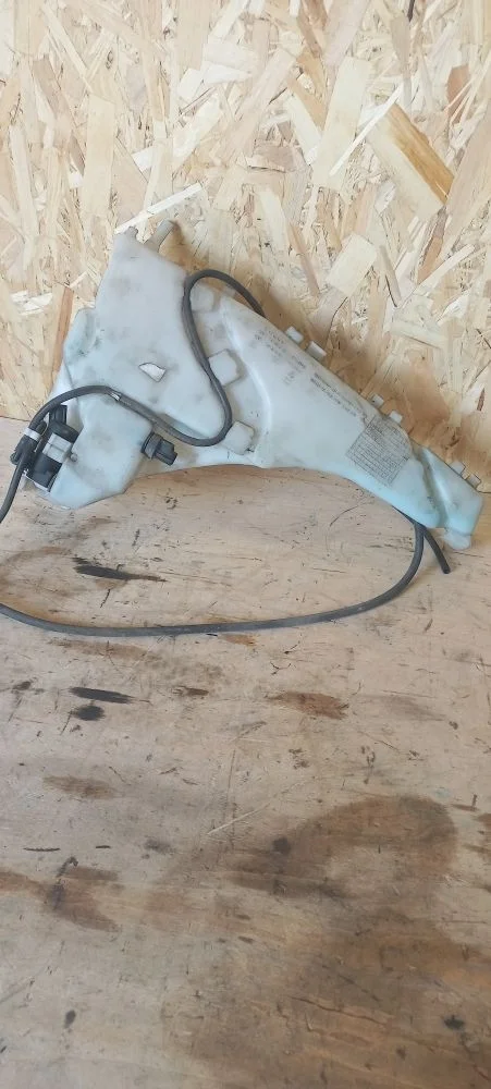 Бачок омывателя лобового стекла Volvo V50 I рестайлинг (2007—2012) 2010 Темно-серый