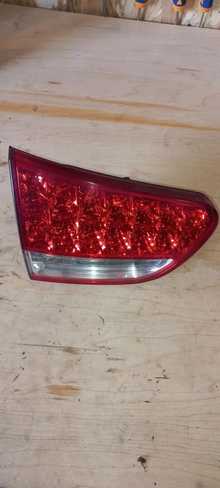 Фонарь задний внутренний левый Peugeot 4007 I (2007—2012) 2009 СЕРАЯ ЭМАЛЬ