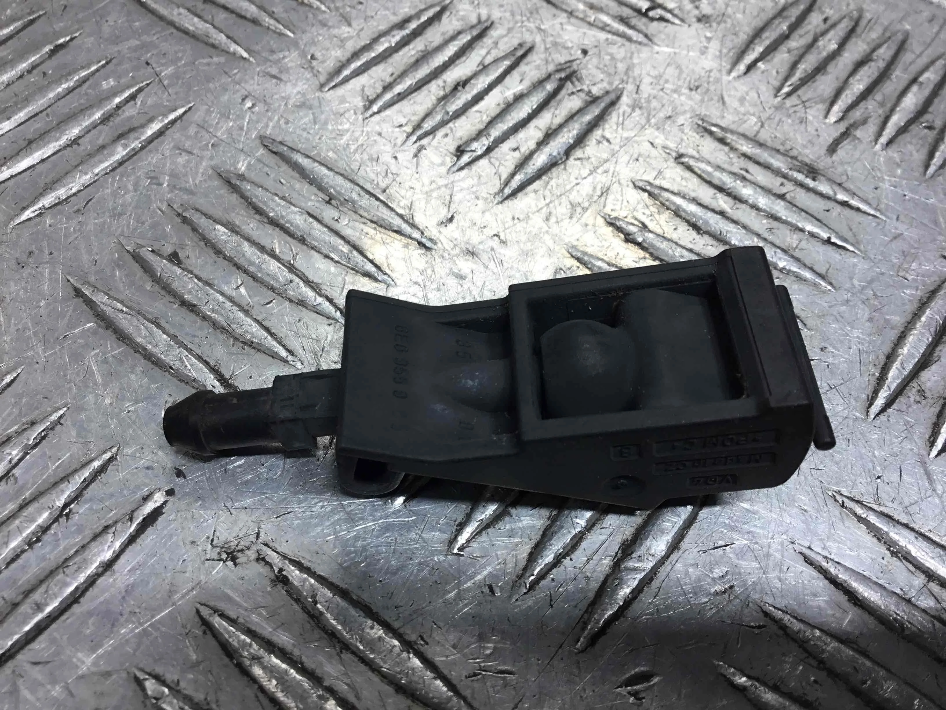 Форсунка омывателя Volkswagen Golf 4 поколение (1997-2004) бензин 1.4 i Механика Х/б