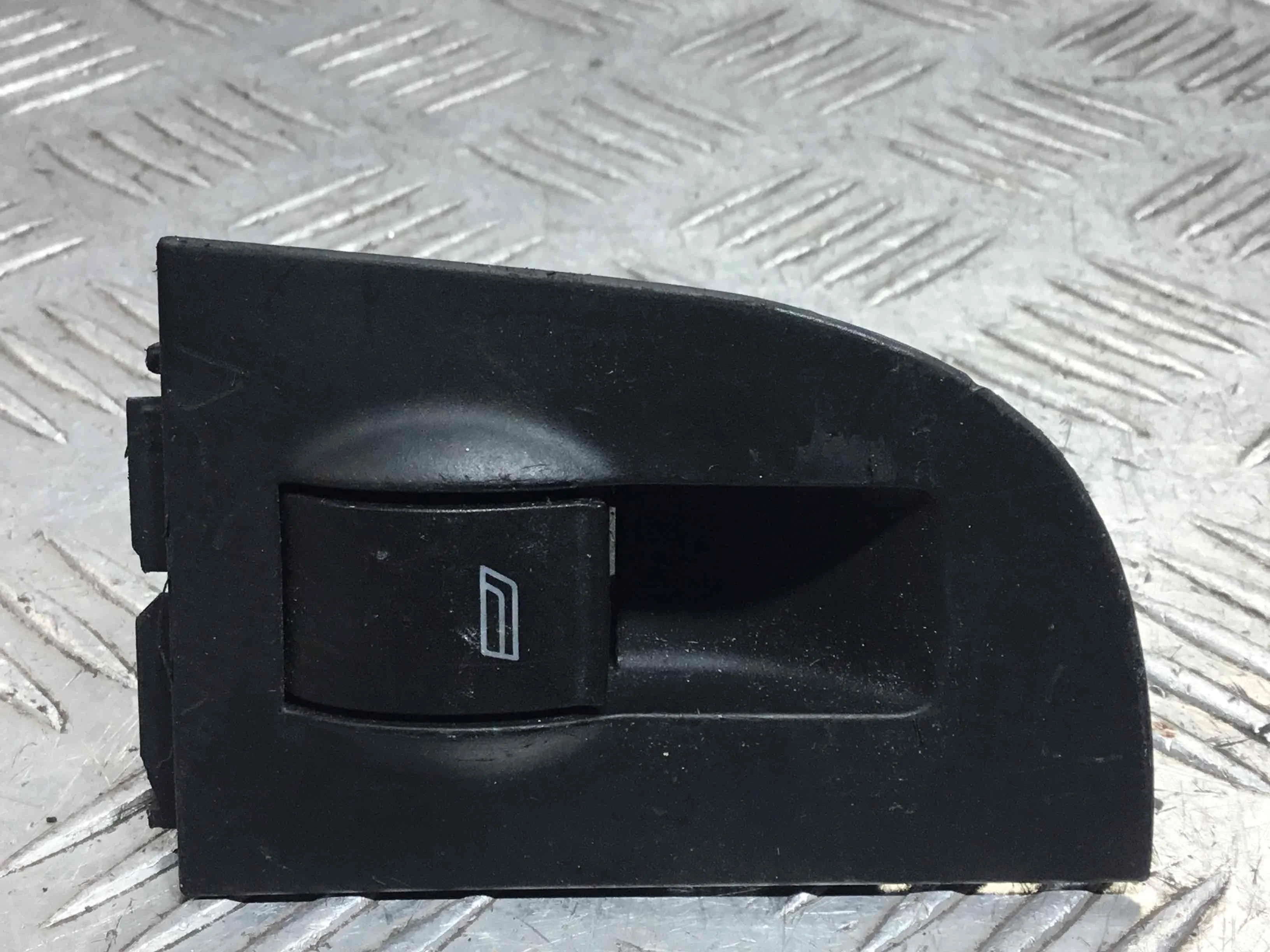 Кнопка стеклоподъемника заднего правого Audi A6 C5/4B (1997-2004) бензин 2.4 i Механика Универсал