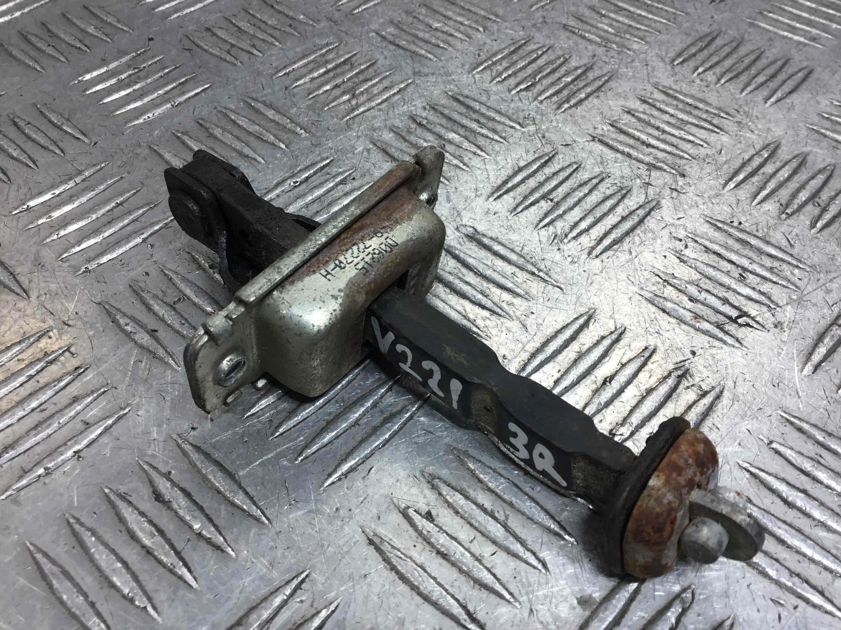 Ограничитель открывания двери Mazda 6 6 I (GG,GY) 2002 - 2007 дизель 2.0 TD Механика Универсал