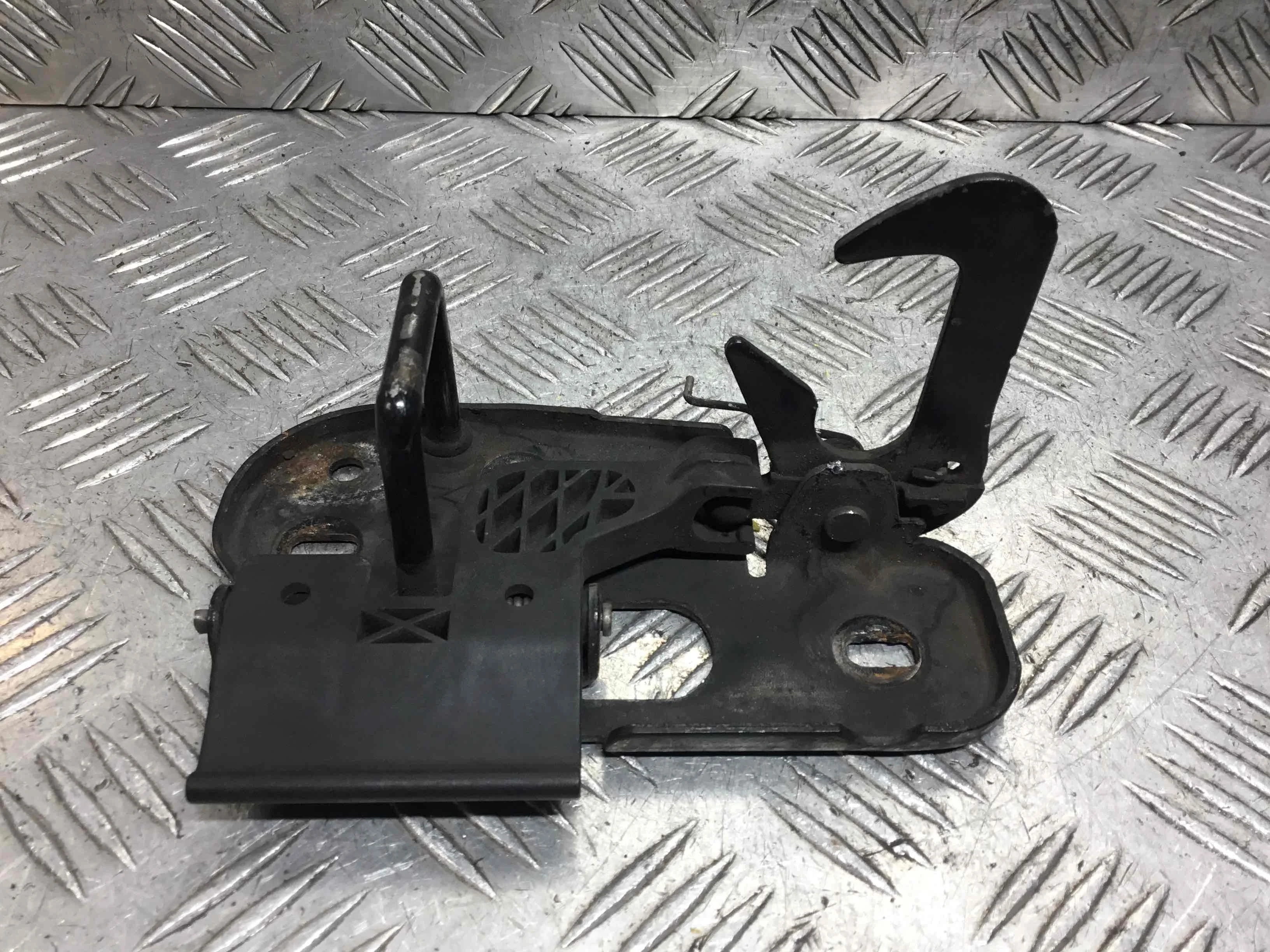 Замок капота Volkswagen Passat B6 (2005-2010) дизель 2.0 TD Механика Седан