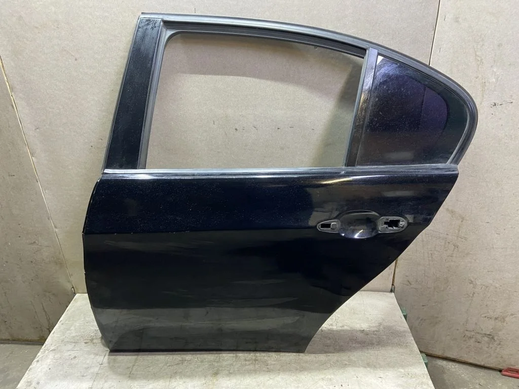 Дверь задняя левая BMW E90