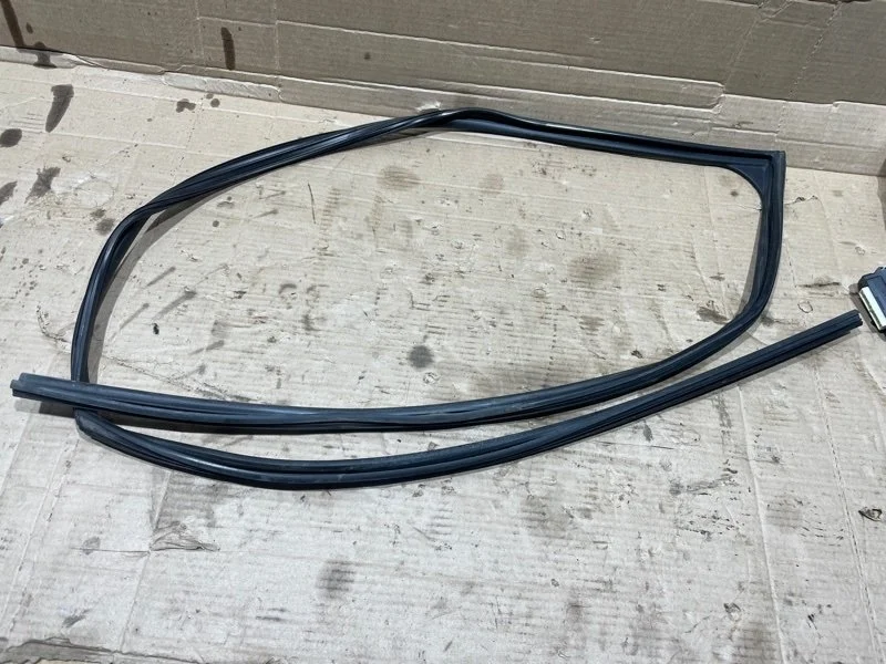 Уплотнитель стекла двери LEXUS LX570 2017 6815160060 URJ202 3UR-FE 5.7, передний левый