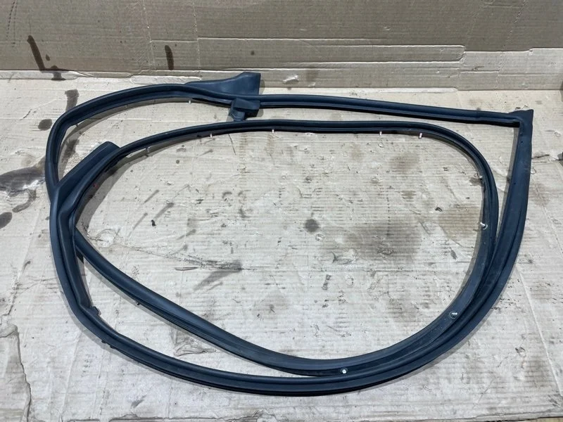 Уплотнитель двери LEXUS LX570 2017 6786260150 URJ202 3UR-FE 5.7, передний левый