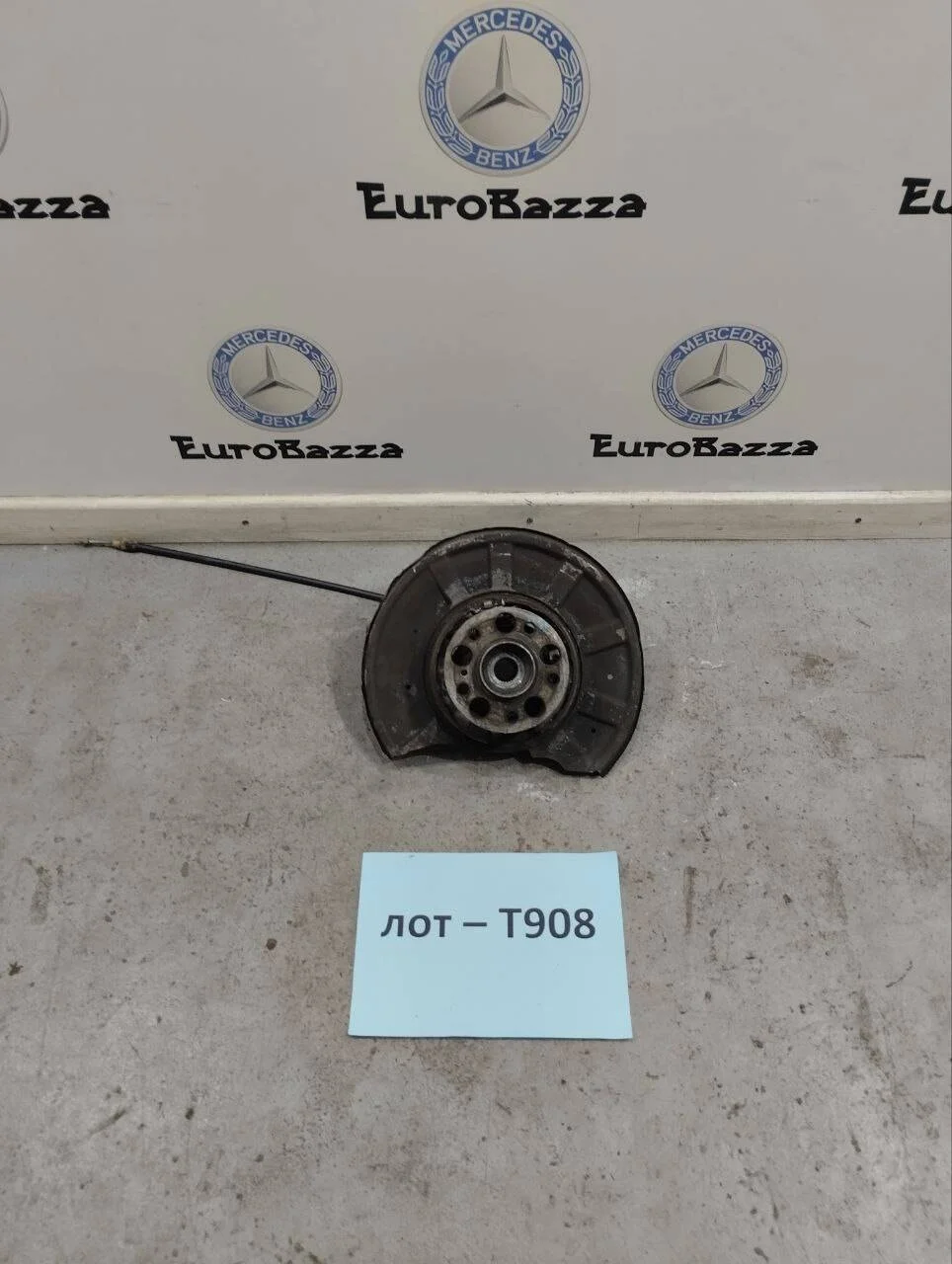 Кулак задний левый Mercedes W218