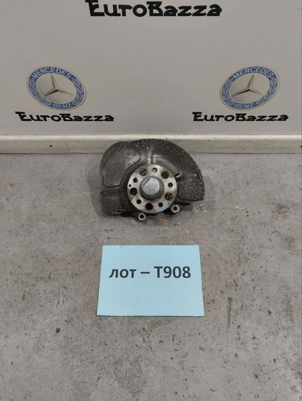 Кулак поворотный передний левый Mercedes W218