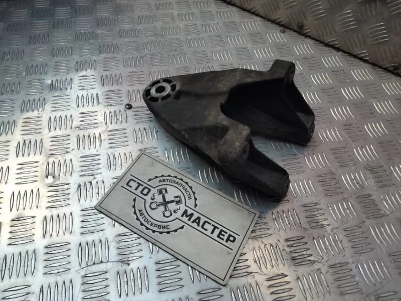 Кронштейн двигателя правый Ford Transit 1818056 2.2