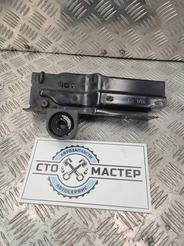 Кронштейн радиатора правый Fiat Ducato 1379472080 2.3 D