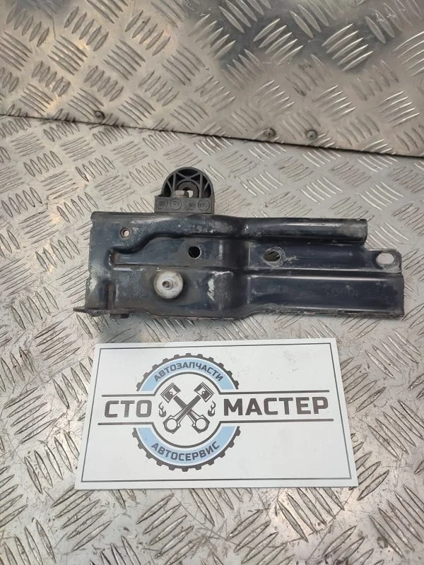 Кронштейн радиатора правый Peugeot Boxer 1612247080 2.2 HDI