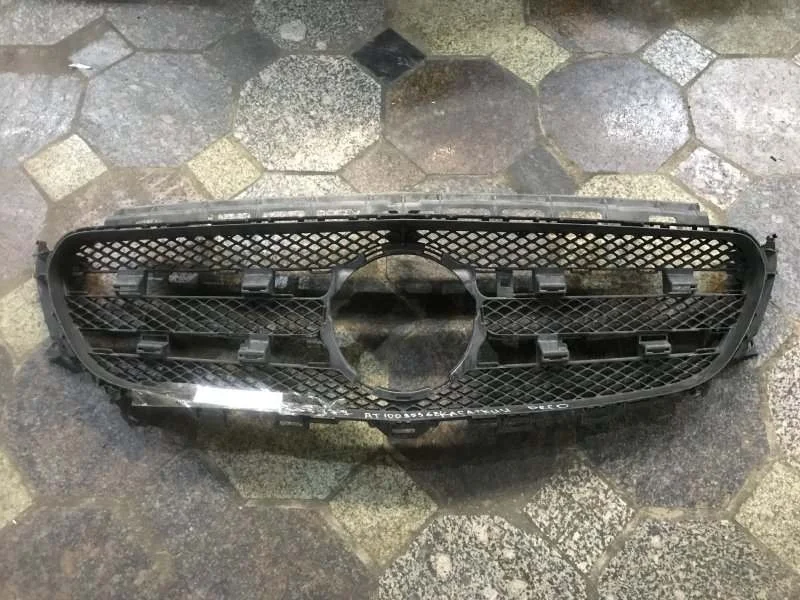 Решетка радиатора Mercedes W213 2019 2138880123 СЕДАН