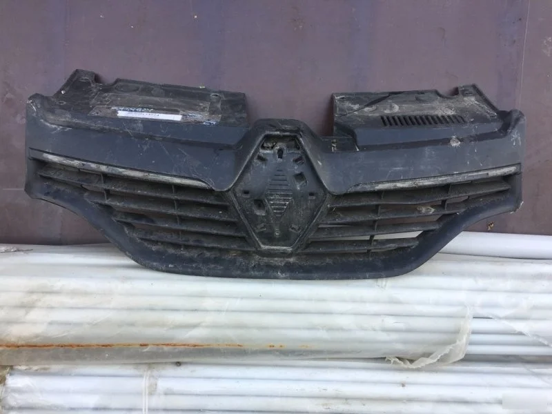 Решетка радиатора Renault Logan 2 623105727R