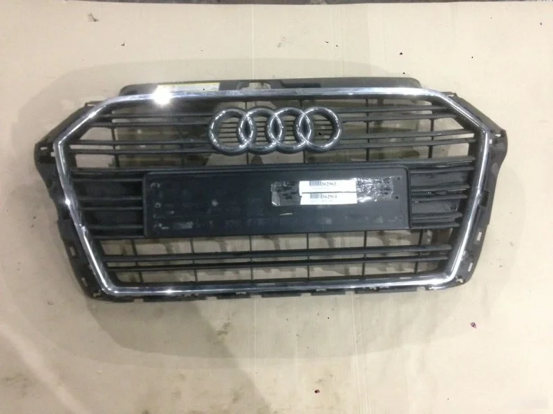 Решетка радиатора Audi A3 8V3853651AA