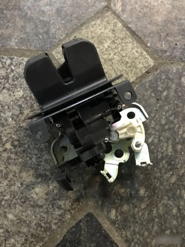 Замок багажника Skoda Octavia 8R0827505A A7