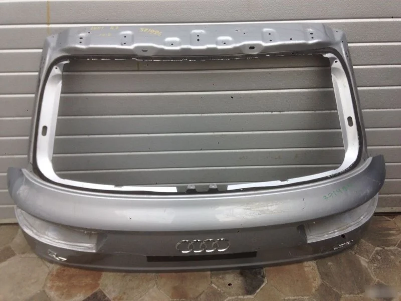 Дверь багажника Audi Q7 2017 с дефектом 4M0827025C